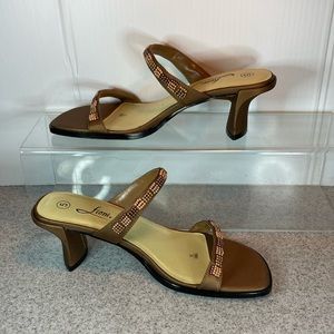 Vintage 90’s Fioni size 5 bronze double strap with bronze and gold beading.